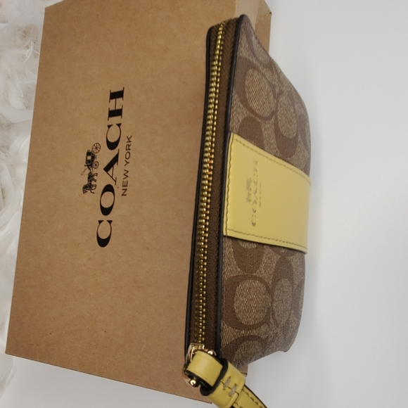 Coach Signature F58035 corner zip wristlet - Picture 6 of 8